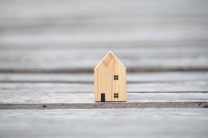 nouveau concept de maison - jeune famille avec maquette de maison de rêve dans les mains photo