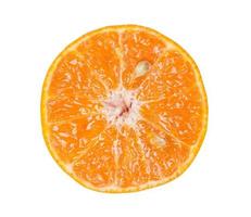Vue de dessus de shogun frais ou moitié orange mandarine isolé sur fond blanc avec un tracé de détourage, concept d'alimentation saine photo