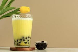 smoothies à la mangue boisson ta boba thé aux perles de tapioca photo