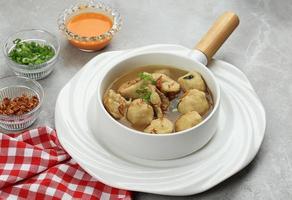 baso aci ou cilok kuah, cuisine de rue populaire de l'ouest de java photo