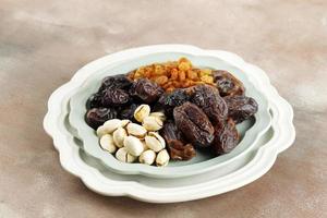 pistache, dattes et raisins secs dorés pour l'iftar ramadan photo