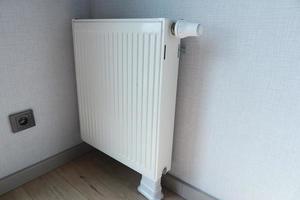 radiateur de chauffage sous fenêtre dans la chambre photo