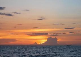 point de vue avant paysage voyage été mer vague de vent cool en vacances mer calme zone côtière grand coucher de soleil ciel orange clair nature tropicale belle soirée heures jour à la plage de bang san thaïlande. photo