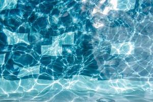 lumière reflétée dans l'eau de la piscine photo