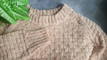 articles tricotés à la main. tissu tricoté à partir de fil de couleur. fond clair. photo