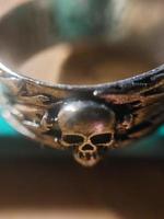 bague en métal pour homme avec une tête de mort photo