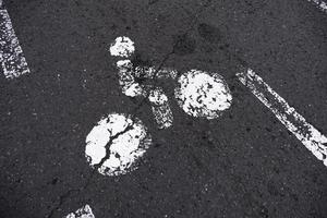 signe de vélo sur l'asphalte photo