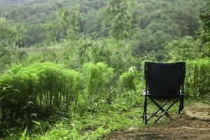 chaise dans la forêt. chaise de camping photo