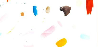 coloré de vernis à ongles peint ou teint isolé sur fond blanc ou papier tampon. art et abstrait de couleur. photo