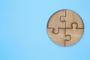 puzzle en bois sur fond bleu photo