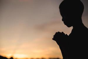 une petite prière, un garçon prie sérieusement et espérons-le à jésus, respectez le concept de prière pour la spiritualité et la religion de la foi. croyances religieuses crise de la vie chrétienne prière à dieu. photo