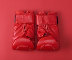 nouveaux gants de boxe en cuir sport rouge photo