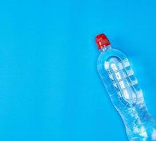 bouteille en plastique transparente avec de l'eau douce photo