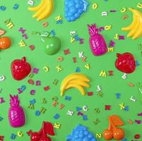 jouets en plastique pour enfants et lettres multicolores en bois photo