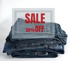 pile de jeans bleus sur fond blanc photo