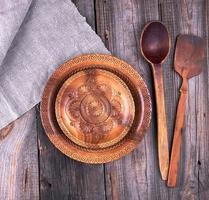 assiette décorative ronde marron sculptée et cuillère en bois photo