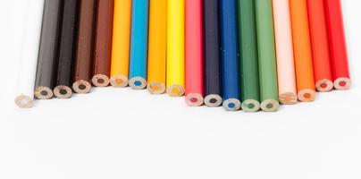 crayons multicolores. le concept de famille multinationale et d'égalité dans le monde. photo