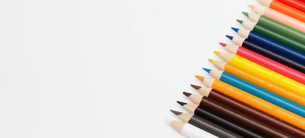 crayons multicolores. le concept de famille multinationale et d'égalité dans le monde. photo