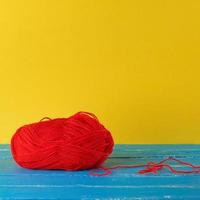 grand écheveau de laine rouge sur fond bleu photo