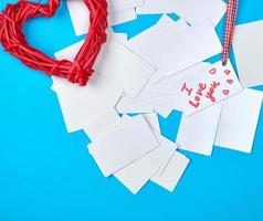 coeur rouge en osier en bois et cartes de visite en papier blanc vide photo