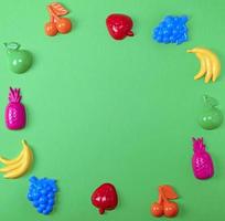 fond vert avec des jouets colorés pour enfants photo