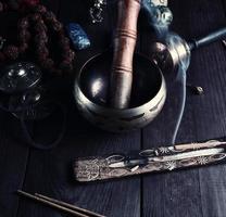 bol chantant en cuivre et un bâton en bois photo