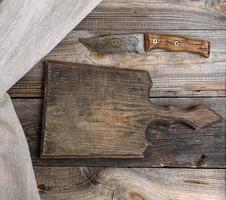 planche de cuisine en bois très ancienne et couteau vintage photo