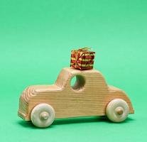 voiture enfant en bois photo