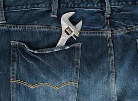 clé à molette en métal dans la poche arrière du jean bleu photo