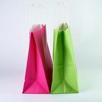 sacs shopping rectangulaires en papier rose et vert avec anse photo
