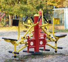 simulateur pour faire du sport dans un parc public de la ville photo