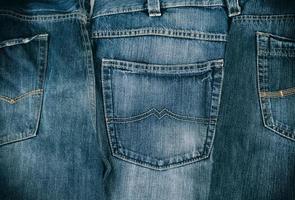 plusieurs jeans classiques bleus pliés en rang photo