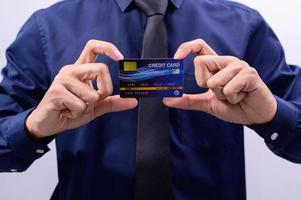 professionnel portant une chemise bleue avec une carte de crédit photo