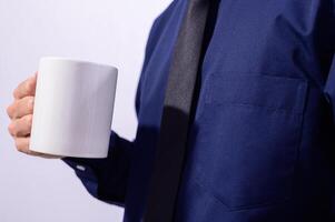 homme tenant une tasse blanche photo