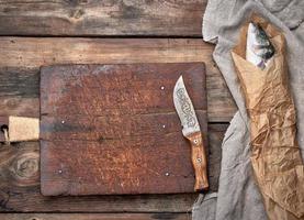 poisson de bar entier frais enveloppé dans un papier brun photo