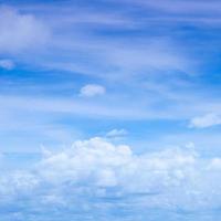 nuages blancs dans le ciel photo