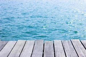 plateau en bois pour l'affichage avec de l'eau bleue pour le fond photo