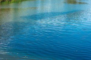 ondulations bleues de l'eau dans le lac photo