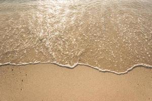 vagues de l'océan sur la plage de sable