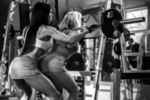 deux belles filles qui s'entraînent dans une salle de sport photo