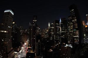 paysage urbain nocturne de la ville de new york depuis le toit de la terrasse photo