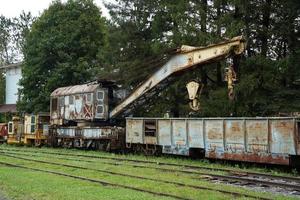 vieille grue de train rouillée abandonnée photo