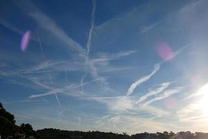 nuages et effets de lumière dans le ciel à l'aube ou au crépuscule. photo