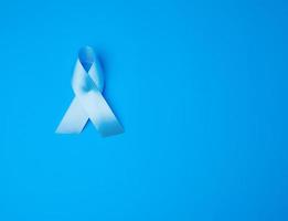 ruban bleu, symbole de la lutte et du traitement du cancer de la prostate photo