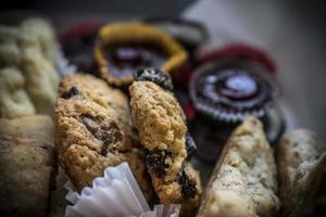 un gros plan d'un assortiment de biscuits de Noël faits maison pour un cadeau photo