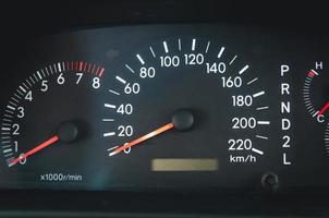 gros plan d'un compteur de vitesse de voiture photo