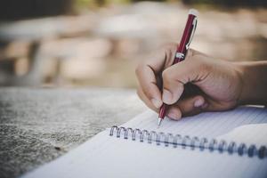 l'écriture de l'homme dans son cahier photo