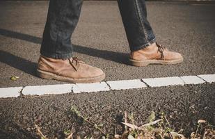 gros plan, de, jeune touriste, homme, marche, sur, a, route campagne photo