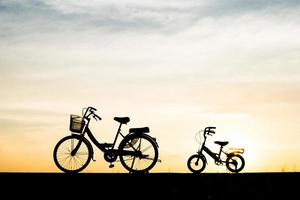 deux vélos silhouette vintage au coucher du soleil photo