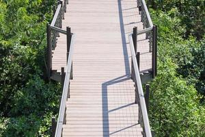 passerelle en bois en thaïlande photo